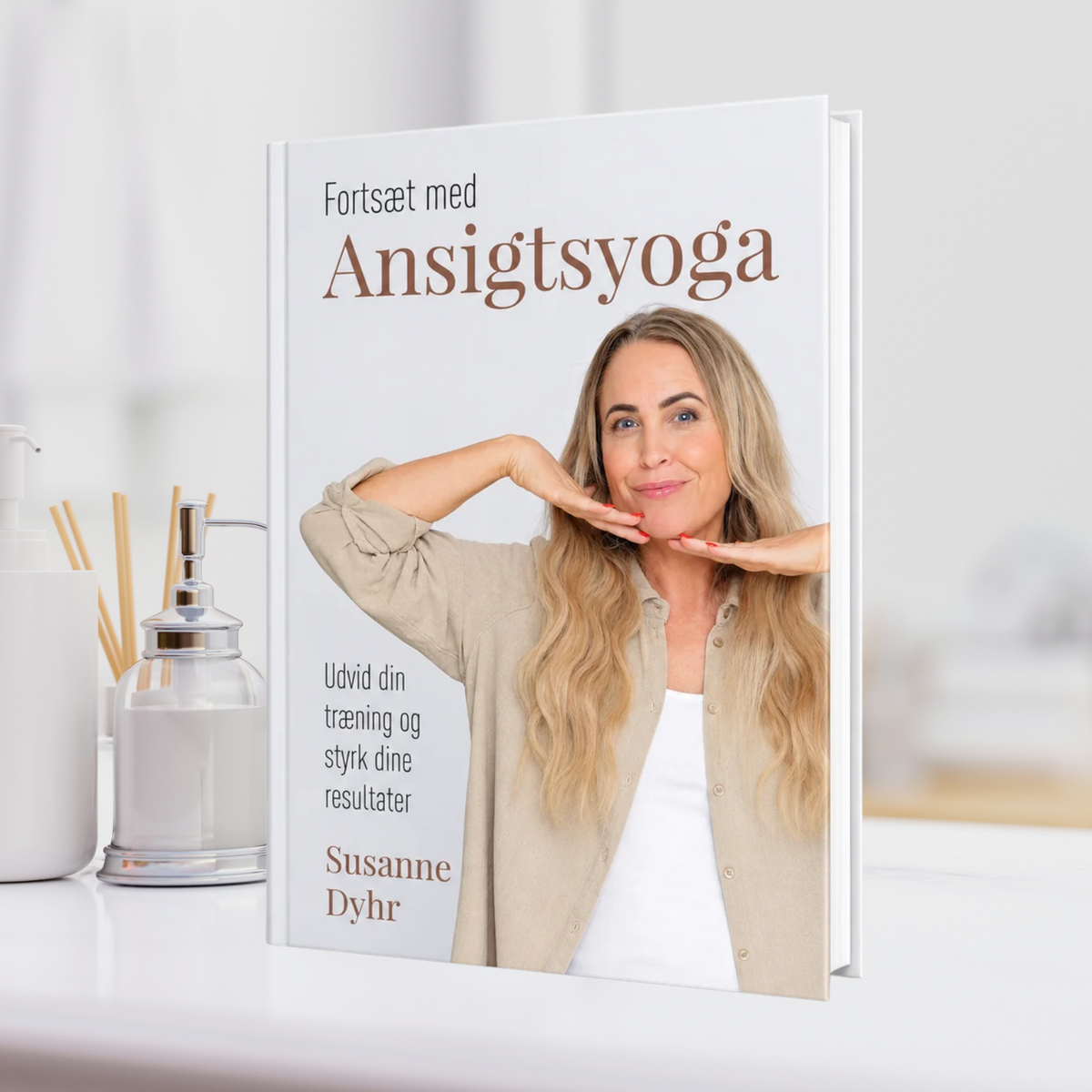 Bogen Fortsæt med ansigtsyoga af Susanne Dyhr i et lyst badeværelsesmiljø