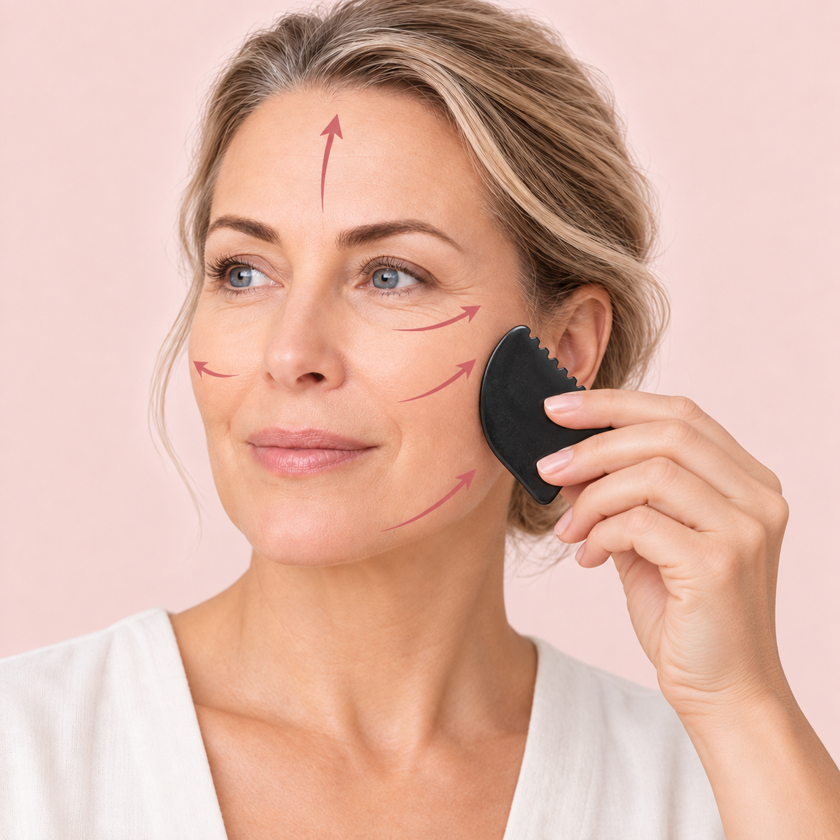 Sådan bruges en gua sha-sten til blid ansigtsmassage med strøg udad og opad