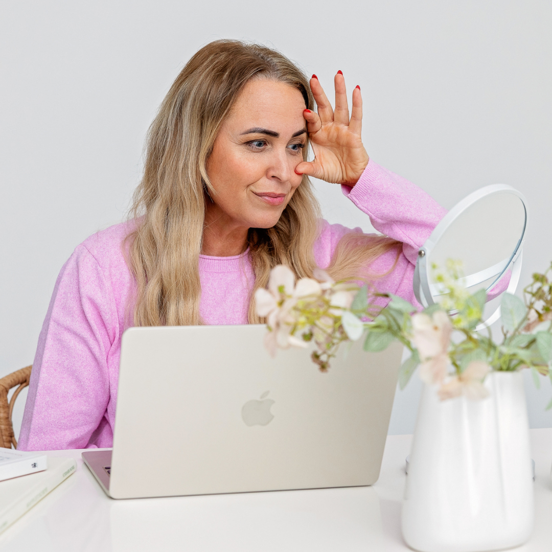 Susanne Dyhr træner ansigtsyoga med onlinekurset Løft dit Ansigt